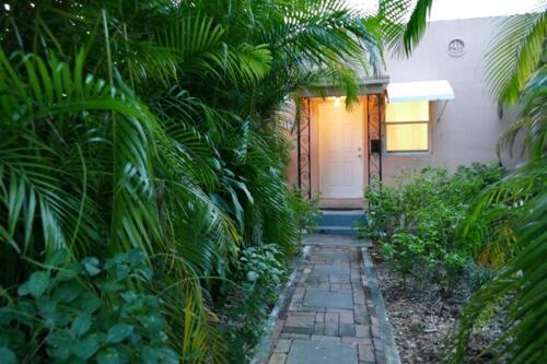 1br Historic Art Deco Charm Meets Modern Comfort- Huge Tropical Garden In Posh Coral Gables-10 Min Airport * Miami